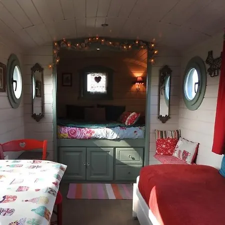 Farma Les Perouilles - La Roulotte Climatisee Avec Jacuzzi De Josepha *