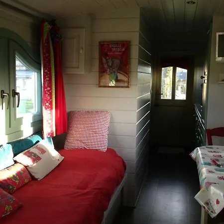 Les Perouilles - La Roulotte Climatisee Avec Jacuzzi De Josepha *