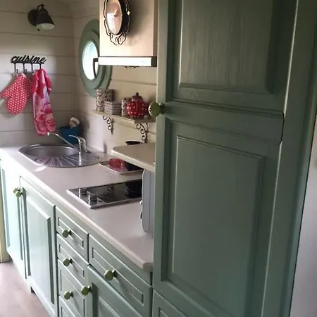 Les Perouilles - La Roulotte Climatisee Avec Jacuzzi De Josepha *