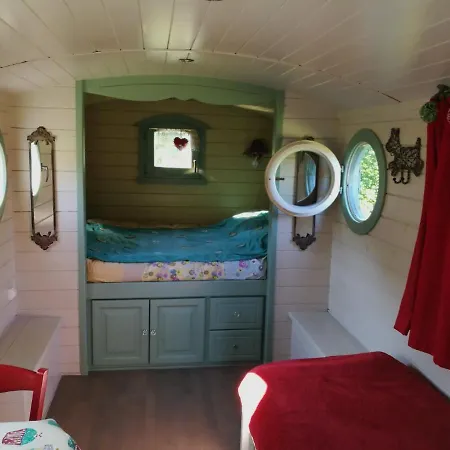 Les Perouilles - La Roulotte Climatisee Avec Jacuzzi De Josepha Farma