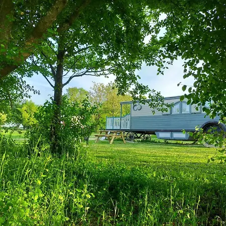 팜스테이 Gites Les Perouilles - La Roulotte Climatisee Avec Jacuzzi Et Piscine Hors Sol De Josepha Puymiclan