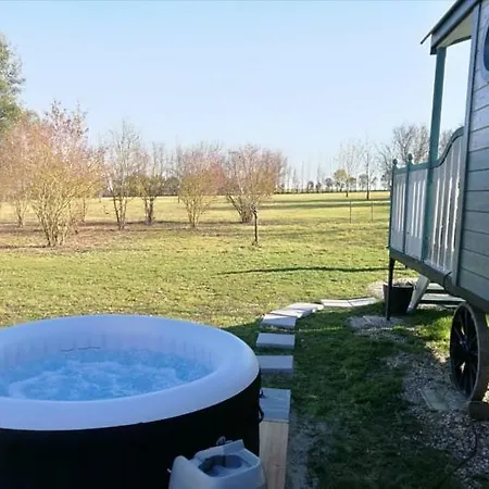 Les Perouilles - La Roulotte Climatisée Avec Jacuzzi De Josépha Puymiclan