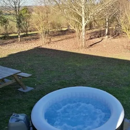 Vakantieboerderij Gites Les Perouilles - La Roulotte Climatisee Avec Jacuzzi Et Piscine Hors Sol De Josepha Puymiclan