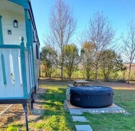 Vakantieboerderij Gites Les Perouilles - La Roulotte Climatisee Avec Jacuzzi Et Piscine Hors Sol De Josepha Puymiclan