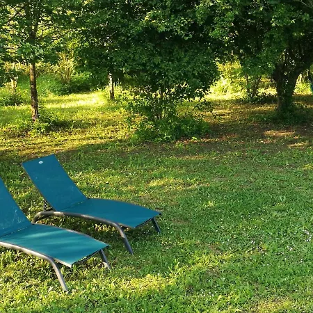 Gites Les Perouilles - La Roulotte Climatisee Avec Jacuzzi Et Piscine Hors Sol De Josepha Vakantieboerderij Puymiclan