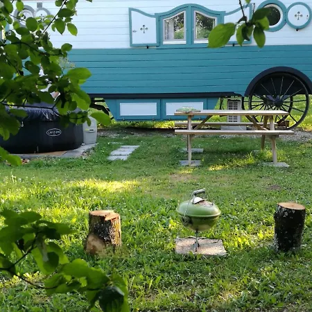 Agroturismo Les Perouilles - La Roulotte Climatisée Avec Jacuzzi De Josépha Puymiclan