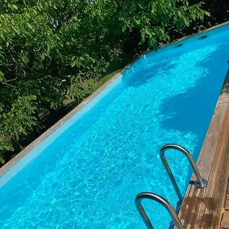 Gites Les Perouilles - La Roulotte Climatisee Avec Jacuzzi Et Piscine Hors Sol De Josepha Vakantieboerderij Puymiclan