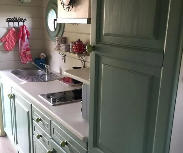 Les Perouilles - La Roulotte Climatisee Avec Jacuzzi De Josepha *