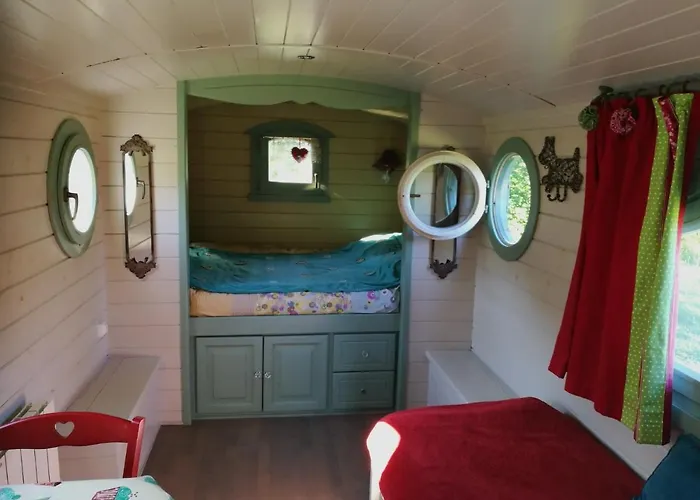 Les Perouilles - La Roulotte Climatisee Avec Jacuzzi De Josepha Κατάλυμα σε φάρμα