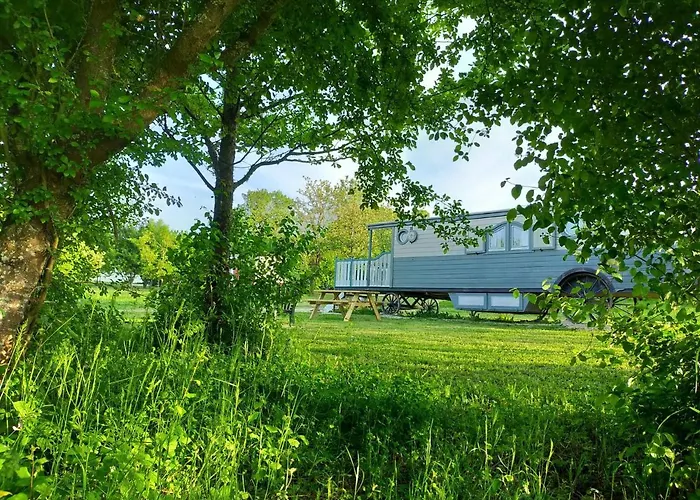 Κατάλυμα σε φάρμα Les Perouilles - La Roulotte Climatisee Avec Jacuzzi De Josepha Puymiclan