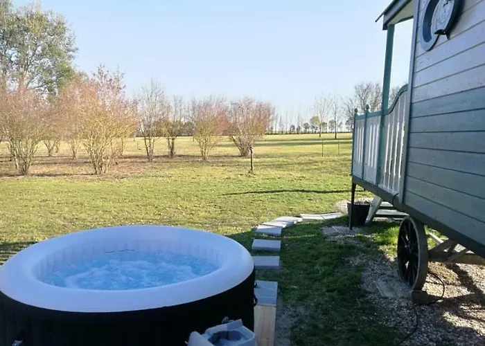 Les Perouilles - La Roulotte Climatisee Avec Jacuzzi De Josepha Puymiclan