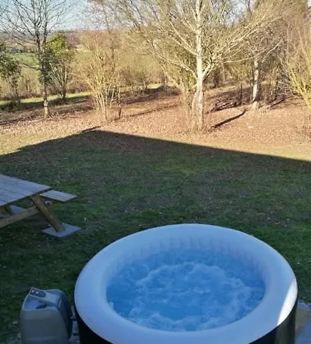 Κατάλυμα σε φάρμα Les Perouilles - La Roulotte Climatisee Avec Jacuzzi De Josepha Puymiclan