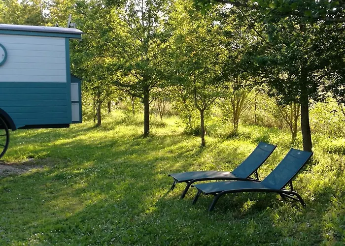 Les Perouilles - La Roulotte Climatisee Avec Jacuzzi De Josepha *