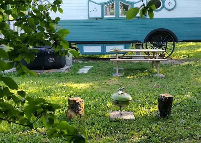 Κατάλυμα σε φάρμα Les Perouilles - La Roulotte Climatisee Avec Jacuzzi De Josepha Puymiclan