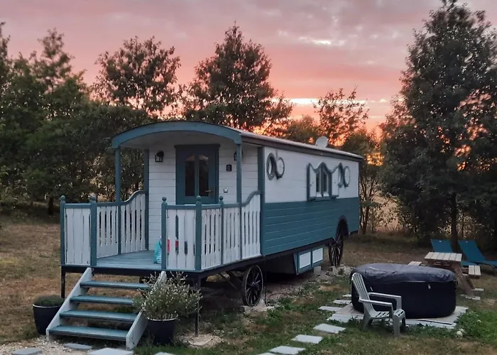 Les Perouilles - La Roulotte Climatisee Avec Jacuzzi De Josepha Κατάλυμα σε φάρμα Puymiclan