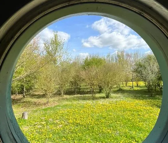 Les Perouilles - La Roulotte Climatisee Avec Jacuzzi De Josepha Κατάλυμα σε φάρμα *